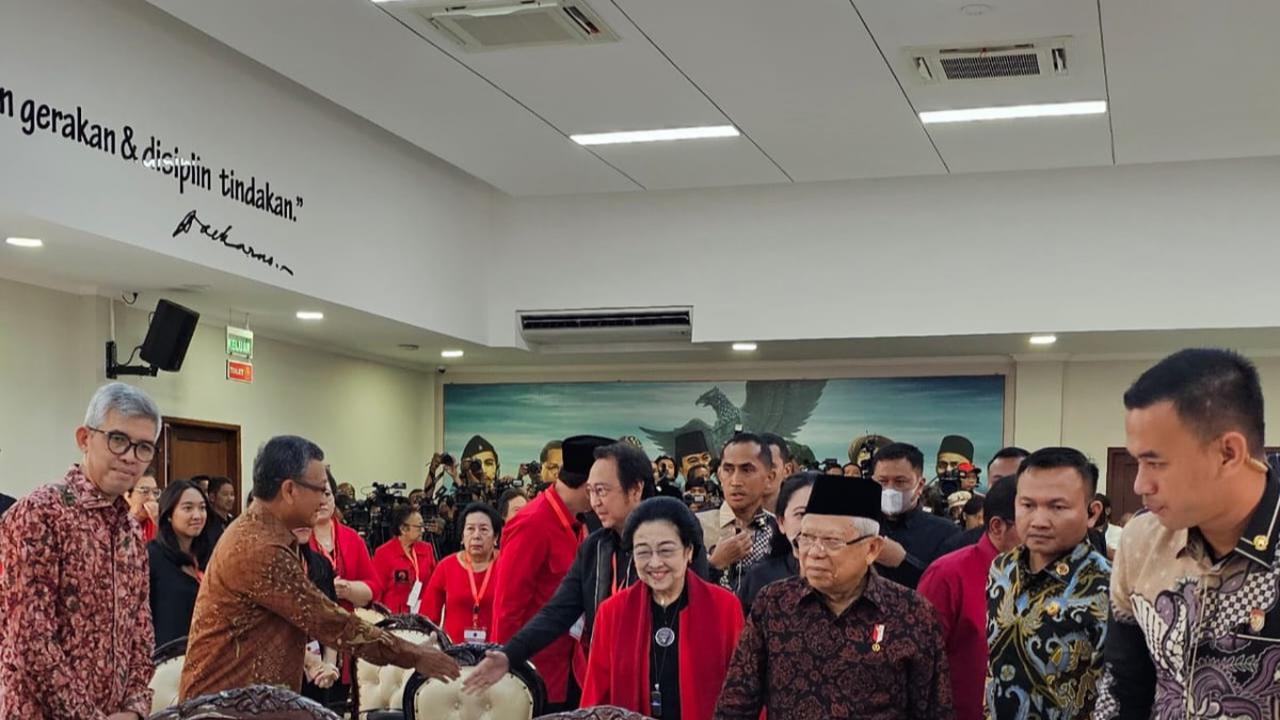 Mega menyesalkan tindakan anggota TNI tersebut. Padahal TNI harus menjadi pelindung rakyat.<br>