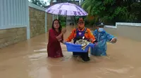 Anggota Basarnas Jambi mengevakuasi korban banjir di Kota Jambi pada akhir tahun 2020 lalu. (Liputan6.com/dok Basarnas)