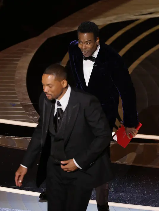 Will Smith meninggalkan panggung Piala Oscar 2022 setelah memukul presenter Chris Rock saat penghargaan untuk film dokumenter terbaik di Dolby Theatre, Minggu (27/3/2022). Will Smith merasa lawakan sang komedian terkait istrinya, Jada Pinkett Smith keterlaluan. (Neilson Barnard/Getty Images/AFP)