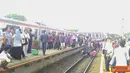 Citizen6, Bojong Gede: KRL Commuter Line Jakarta-Bogor keluar jalur di Stasiun Cilebut, Bogor pada, Kamis (4/10). Diduga Bantalan pada Rel dirusak sehingga KA menjadi anjlok. (Pengirim: Bli Made)
