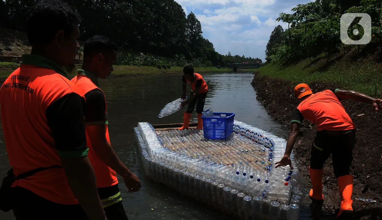 Botol bekas yang digunakan didapatkan dari hasil bersih kali Kanal Banjir Timur, warga sekitar, maupun bank sampah. (merdeka.com/Imam Buhori)