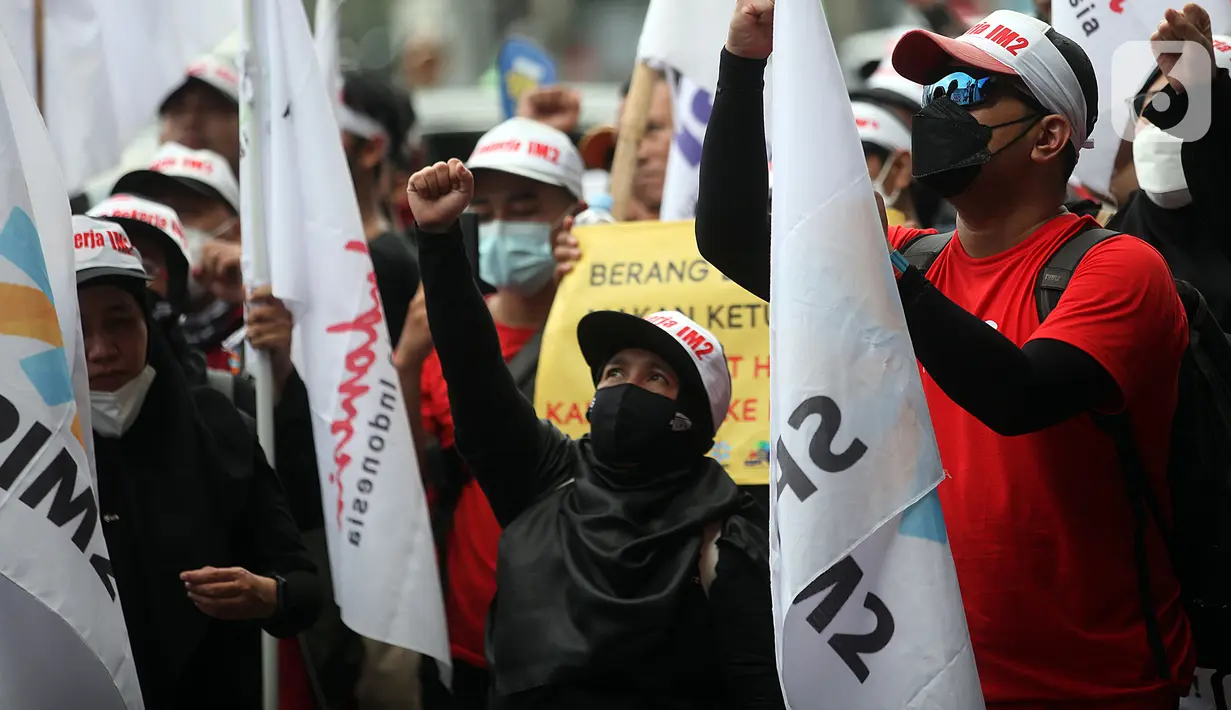 Karyawan IndosatM2 melakukan demonstrasi di depan Gedung PT Indosat, Jalan Merdeka Barat, Jakarta Pusat, Rabu (22/12/2021). Demonstran menuntut PT IndosatM2 untuk bertanggung jawab atas kesinambungan kerja dan hak karyawan. (Liputan6.cm/Johan Tallo)