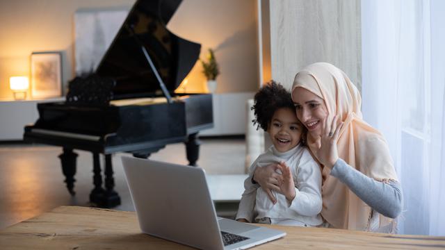 Ilustrasi ibu dan anak perempuan