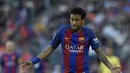 Pernah suatu ketika Neymar terikat kasus penggelapan pajak dengan denda yang cukup besar. Namun El Barca berani membayarkan denda tersebut asalkan Neymar tidak pernah protes terhadap keputusan pelatih tentang di posisi mana ia dimainkan. (AFP/Lluis Gene)