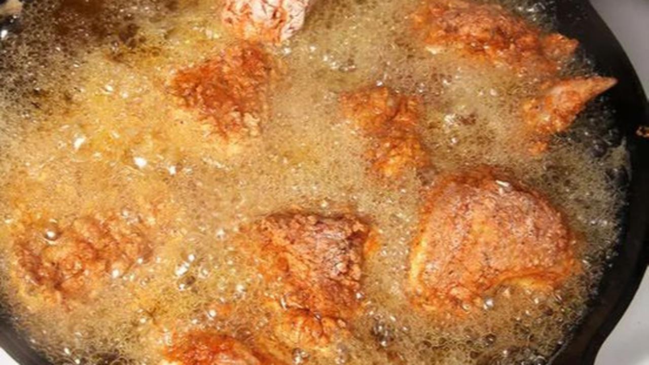 Menggoreng ayam