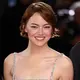 gaya rambut Emma Stone di Venice Film Festival. [@emmastoneirworld].