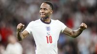 Raheem Sterling - Bomber City ini merupakan salah satu pemain yang paling menonjol di laga ini. Dengan kecepatannya ia mampu mengobok-obok dan merepotkan barisan pertahanan Tim Dinamit. (Foto:AP/Carl Recine, Pool)