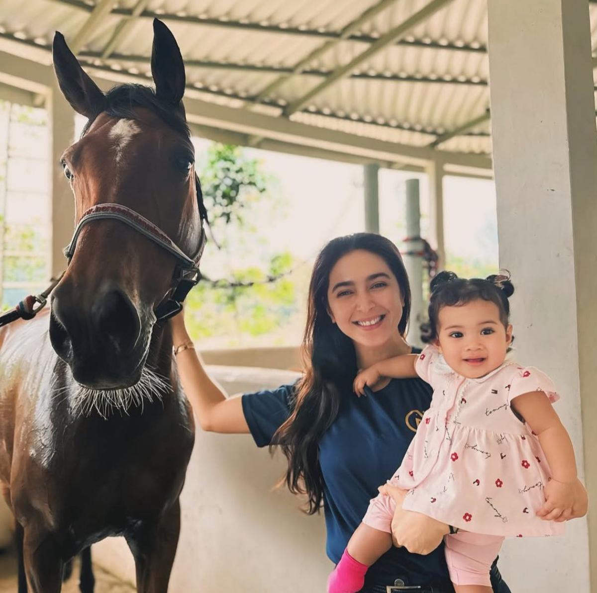 Momen Nabila Syakieb Menggendong Humaira Anak Zaskia Sungkar dan Berinteraksi dengan Kuda Cresscent