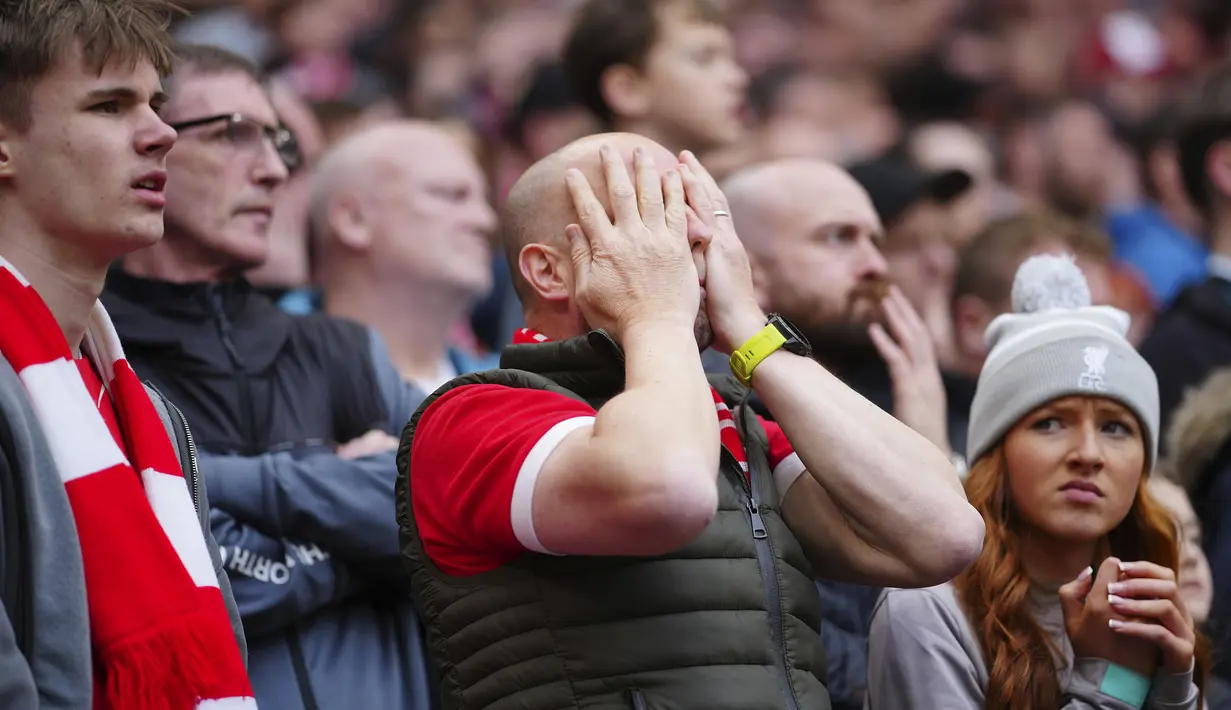 Reaksi kecewa para pendukung Liverpool saat timnya gagal memaksimalkan peluang di depan gawang Crystal Palace pada laga pekan ke-33 Premier League 2023/2024 di Anfield Stadium, Liverpool, Minggu (14/4/2024). (AP Photo/Jon Super)