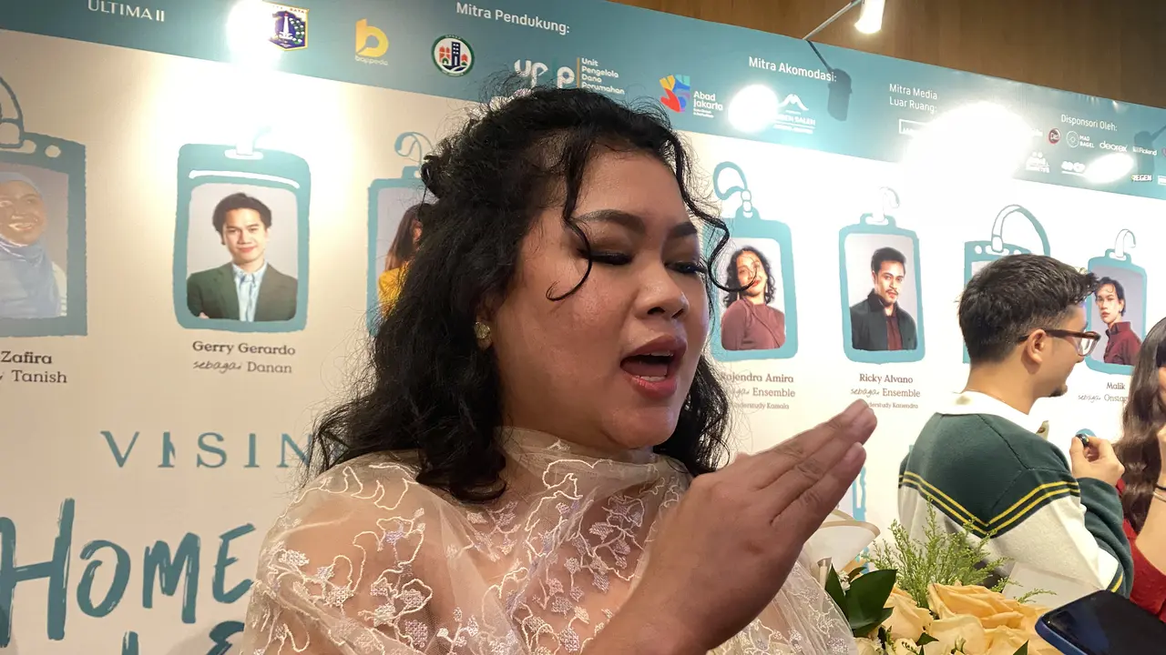 Sutradara Lisa Reideka dalam Gala Show Home Sweet Loan The Musical di Jakarta, Rabu (30/9/2026). (Liputan6.com/Nola Vemiliana)