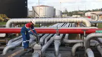 Petugas melakukan pengecekan di area Refinery Unit V Balikpapan, Kalimantan Timur, Senin (22/7/2019). Kapasitas Kilang Balikpapan akan ditingkatkan dengan adanya proyek Refinery Development Master Plan (RDMP). (Liputan6.com/Angga Yuniar)