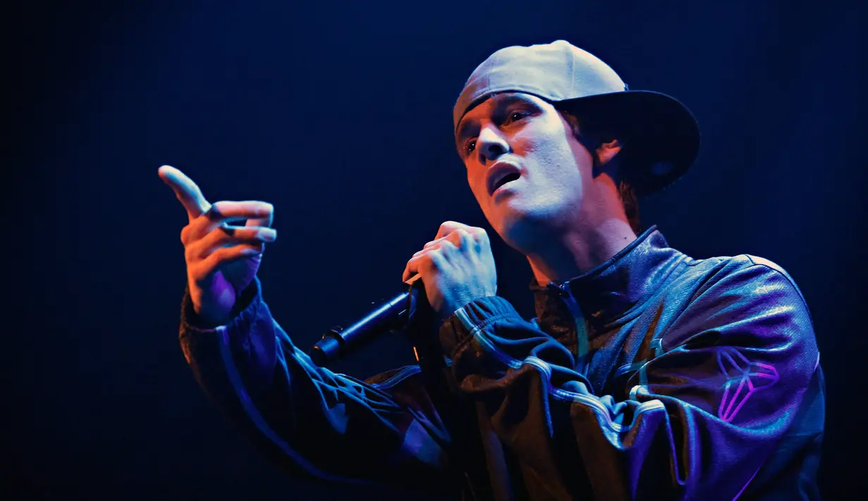 Penyanyi Aaron Carter tampil di Gramercy Theatre di New York City pada 19 Januari 2012. Aaron pertama kali dikenal luas sebagai adik dari personel Backstreet Boys, Nick Carter dan menjadi populer berkat kiprahnya yang penuh sensasi sejak usia belia. (Cindy Ord/Getty Images/AFP)