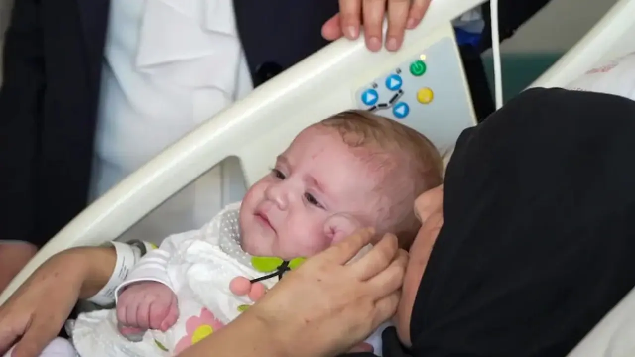 Baby Vetin Begdas dipersatukan kembali dengan ibunya Yasemin di rumah sakit Adana setelah terpisah 54 hari usai gempa Turki. [selebaran Kementerian Keluarga dan Layanan Sosial Turki]