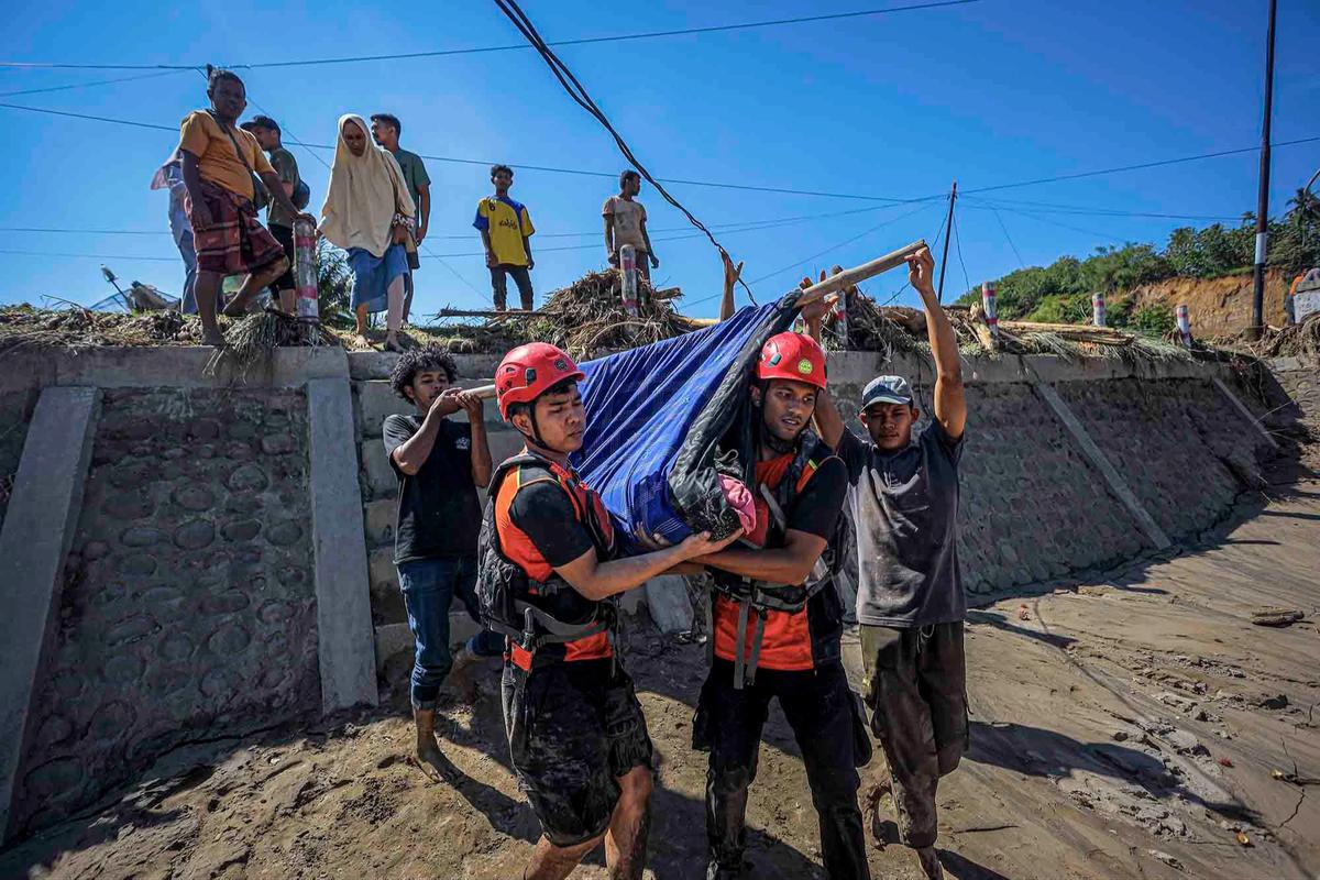 FOTO: Beratnya Evakuasi Korban Banjir Bandang di Bireuen, Aceh