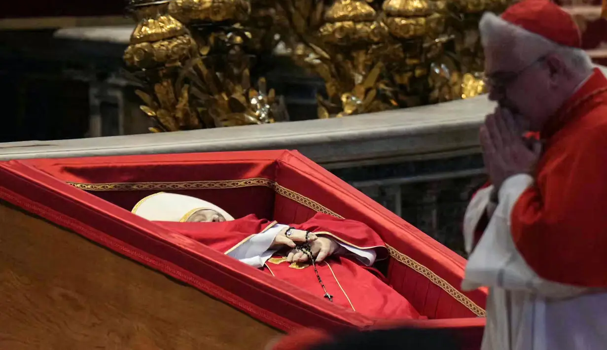 Dalam wasiatnya, Paus Fransiskus memutuskan ingin dimakamkan di Basilika St. Mary Major, Roma. (Dimitar DILKOFF/AFP)