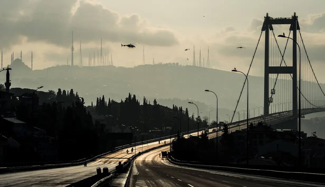Pemandangan dari jembatan Bosphorus di Istanbul, Turki pada 11 November 2018. Jembatan yang menghubungkan dua benua, Asia dan Eropa, ini merupakan jembatan pertama yang dibangun di Selat Bosphorus. (BULENT KILIC / AFP)