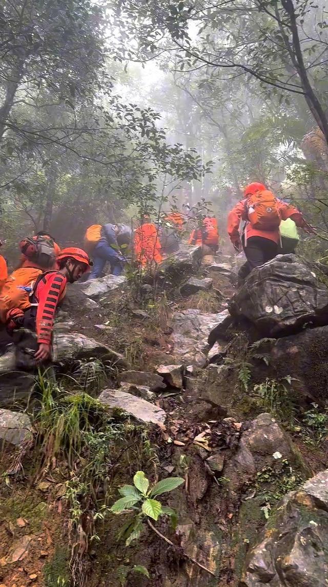 Perjuangan Tim SAR Gabungan Evakuasi Korban Pesawat ATR 42-500: Gelantungan di Helikopter hingga Tebing. Foto: Istimewa