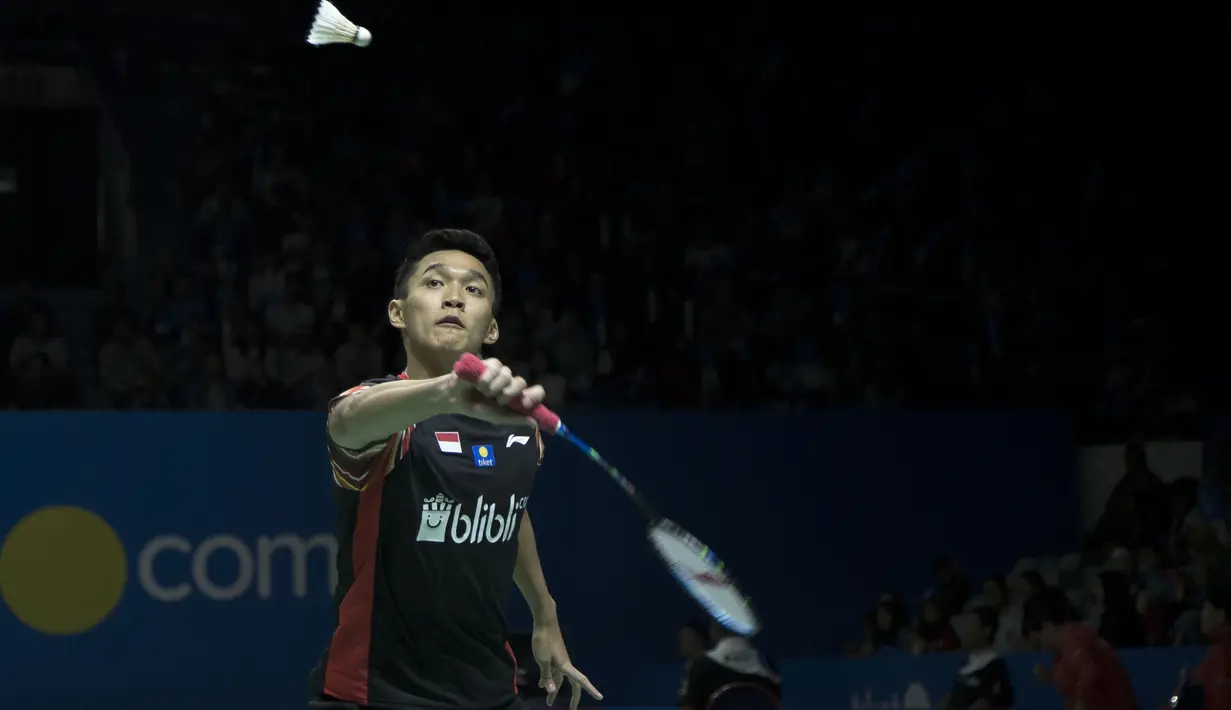 Tunggal putra Indonesia, Jonatan Christie, berusaha mengembalikan kok saat melawan Chou Tien Chen pada laga Indonesia Open 2019 di Istora Senayan, Jakarta, Jumat (19/7). Jojo kalah 21-16, 18-21 dan 14-21. (Bola.com/Peksi Cahyo)