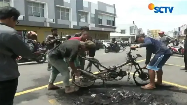Seorang tukang ojek pangkalan, Ramani, nekat membakar sepeda motornya di Kompleks Ruko Grand Niaga, Batam Centre, Batam, Kepulauan Riau.