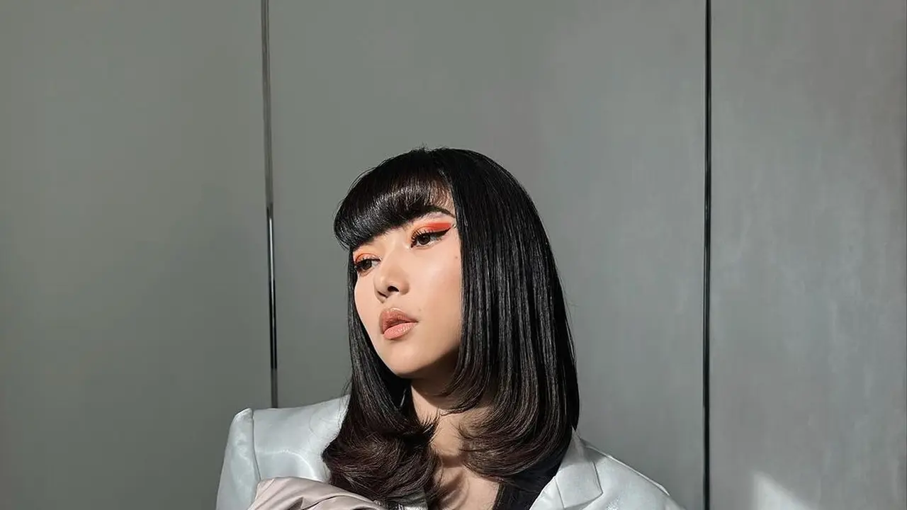 6 Gaya Glamor Chic Isyana Sarasvati Foto Bareng Moon Ga Young di Event TUMI Singapura