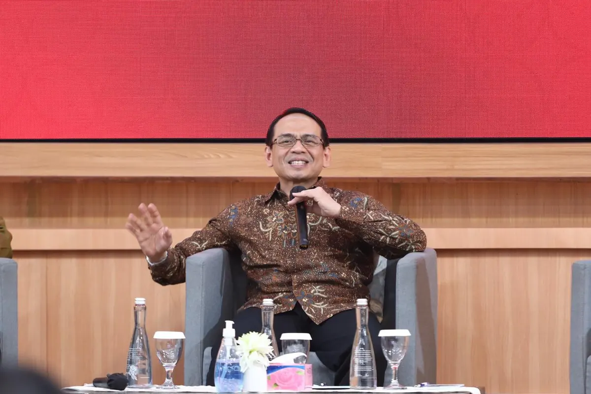 Lembaga Keuangan Mikro dan Lembaga Jasa Keuangan Lainnya OJK Agusman dalam kegiatan “OJK Mengajar” dengan tema “Pembiayaan di Era Digital” di Universitas Airlangga (Unair), Jawa Timur, Jumat (27/10/2023). (Dok OJK)