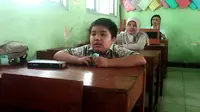 Anak jenius ikut Ujian Nasional tingkat SMP di Bogor, Jawa Barat. (Liputan6.com/Bima Firmansyah)