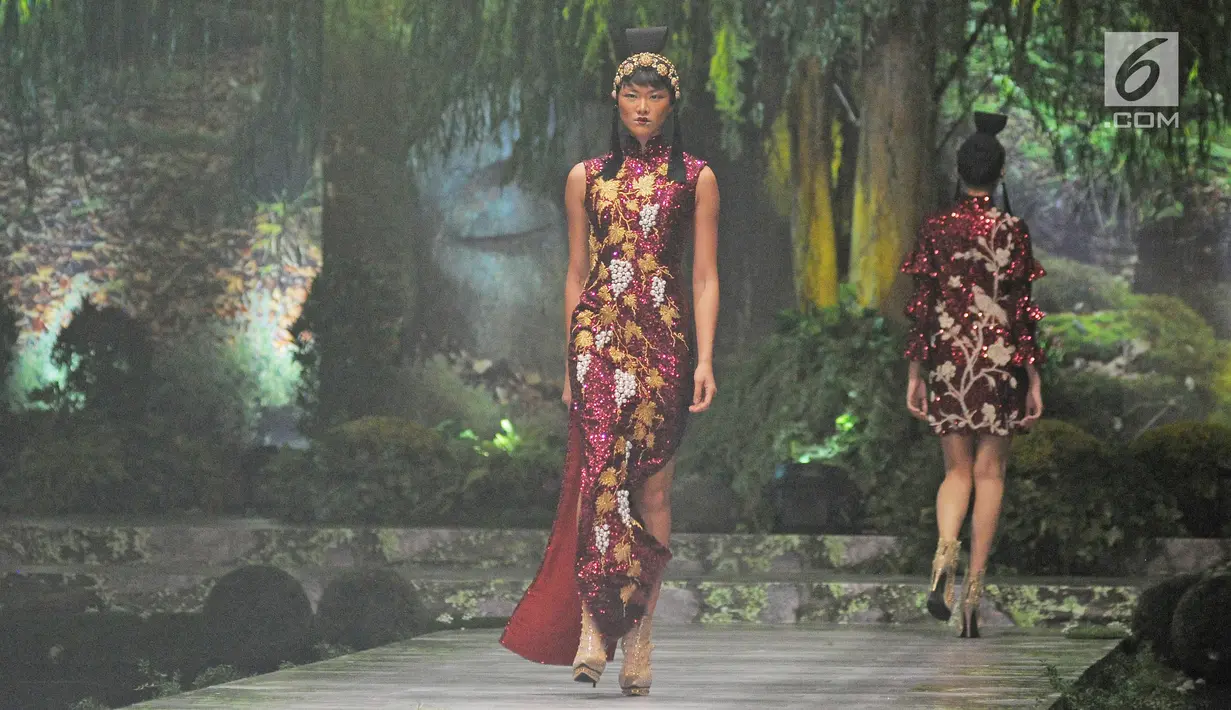 Model berjalan di atas catwalk mebawakan rancangan karya Sebastian Gunawan di peragaan busana Aqua Reflections x Sebastian Gunawan di Jakarta, Senin (5/2). (Liputan6.com/Herman Zakharia)