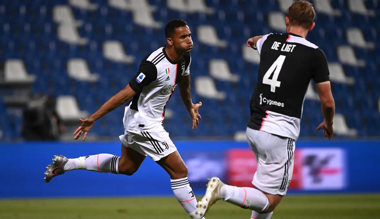 Bek Juventus,  Danilo  berselebrasi usai mencetak gol ke gawang Sassuolo pada pertandingan lanjutan Liga Serie A Italia di stadion Mapei di Reggio Emilia (15/7/2020). Juventus bermain imbang 3-3 atas Sassuolo. (AFP/Marco Bertorello)
