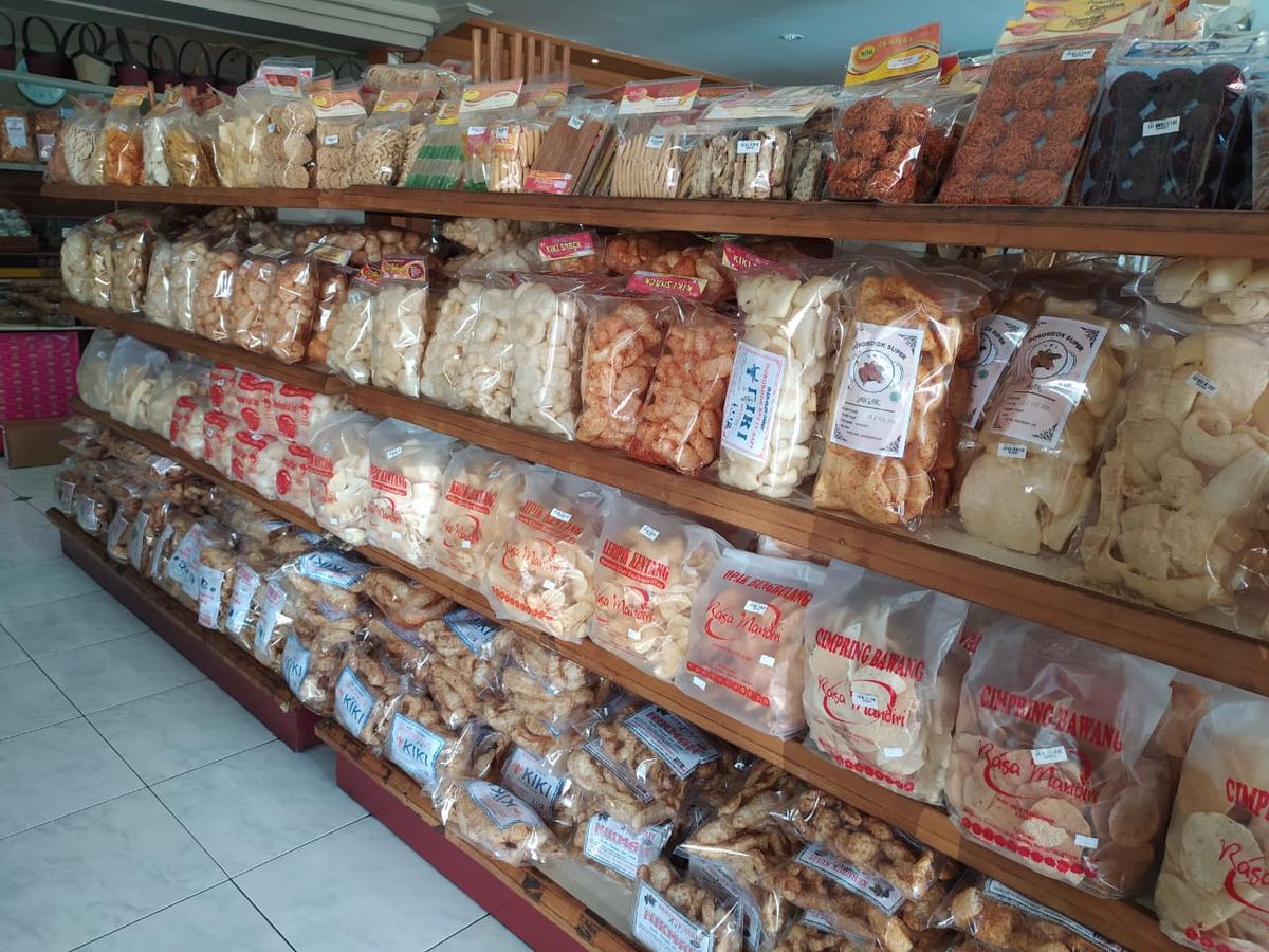 Sejumlah oleh-oleh makanan khas Garut, Jawa Barat di toko Prima Rasa, saau satu gerai ternama makanan oleh-oleh khas Garut.