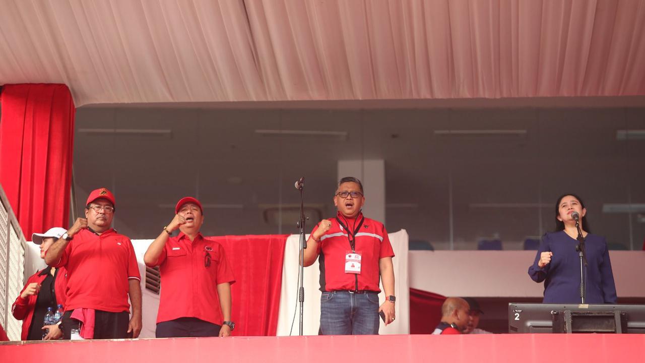Sekjen PDIP Hasto Kristiyanto (kedua kanan) dan  Ketua DPP PDIP Puan Maharani (paling kanan)