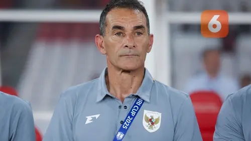 Pelatih Timnas Indonesia U-23, Gerald Vanenburg, saat mendampingi timnya melawan Timnas Filipina U-23 pada lanjutan Piala AFF U-23 2025 di Stadion Utama Gelora Bung Karno, Jakarta, Jumat (18/7/2025). (Bola.com/Muhammad Iqbal Ichsan)