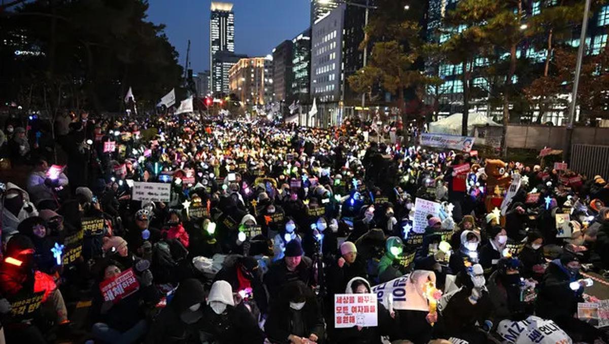 Cahaya Light Stick K-Pop Warnai Desakan Pemakzulan Presiden Yoon Suk Yeol