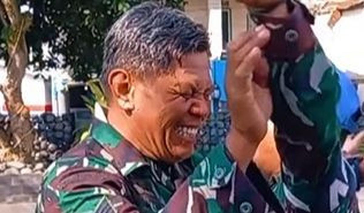 Kedatangan Waroka di Kodim pun langsung disambut antusias oleh para prajurit.