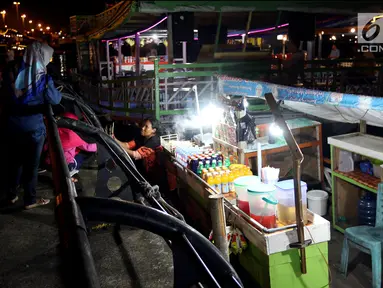 Penjual menjajakan dagangannya di atas perahu di Alun-Alun Sungai Kapuas, Pontianak, Kalimantan Barat, Kamis (12/4). Pemerintah Kota Pontianak melarang para pedagang tersebut berjualan di darat. (Liputan6.com/Johan Tallo)