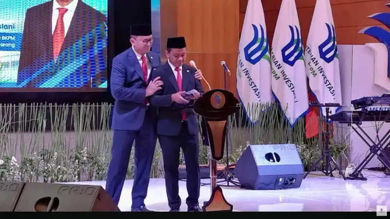 Bahlil Lahadia terharu ketika berpamitan kepada jajarannya di Kementerian Investasi/BKPM, pada saat Serah terima Jabatan (Sertijab) kepada Menteri Investasi yang Baru Rosan P. Roeslani.