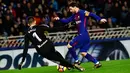 Pemain Barcelona, Lionel Messi berebut bola dengan kiper Real Sociedad, Geronimo Rulli pada laga pekan ke-19 La Liga di Stadion Anoeta, Minggu (14/1). Messi menyumbang gol yang membawa Barcelona tundukkan Real Sociedad 4-2. (AP/Alvaro Barrientos)