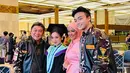 Wisuda Nabilah Rahman adik Leon Dozan yang dihadiri oleh Willy Dozan dan Betharia Sonata. (Sumber: Instagram/official.bethariasonata)