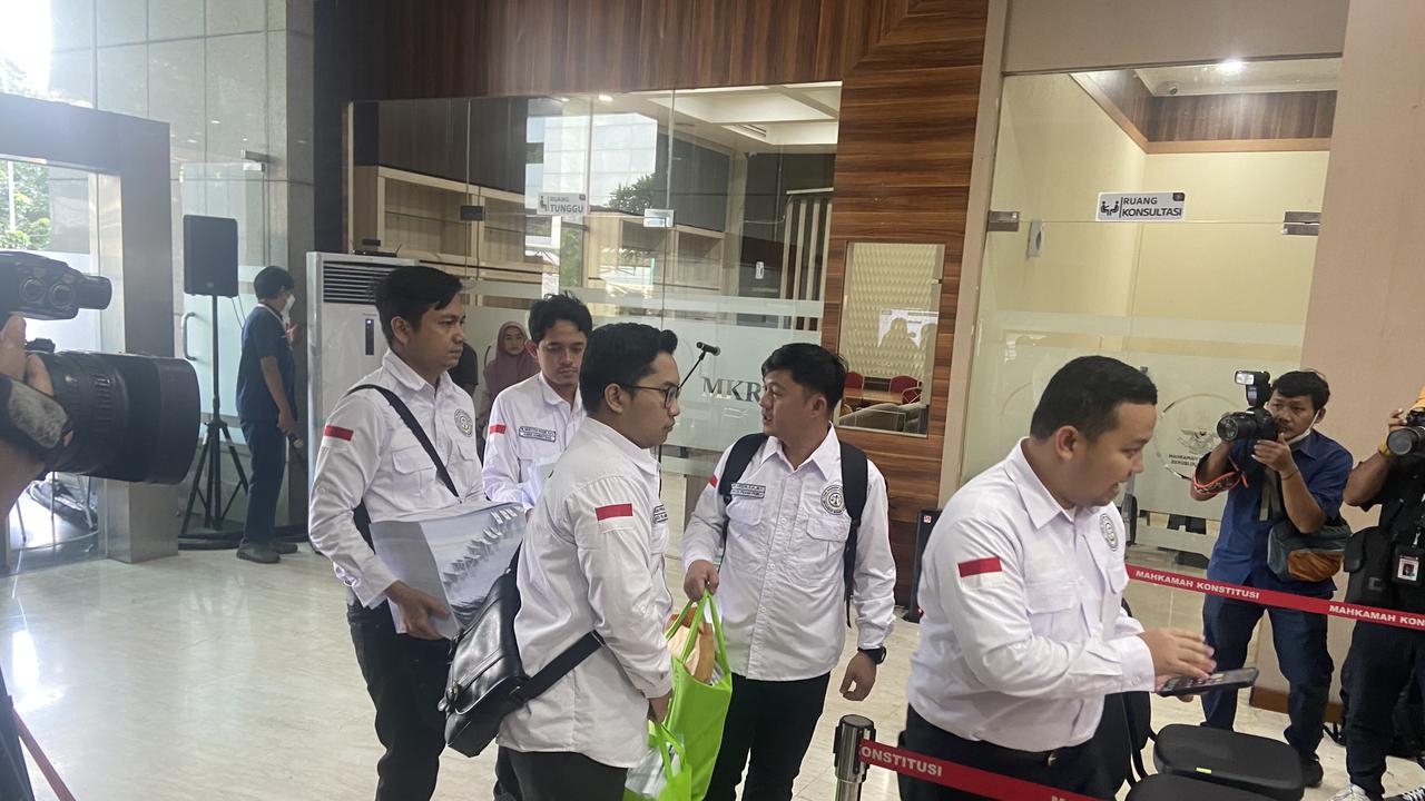 Bawa Tumpukan Berkas, Tim Hukum AMIN Tiba di MK Siap Daftar PHPU ...