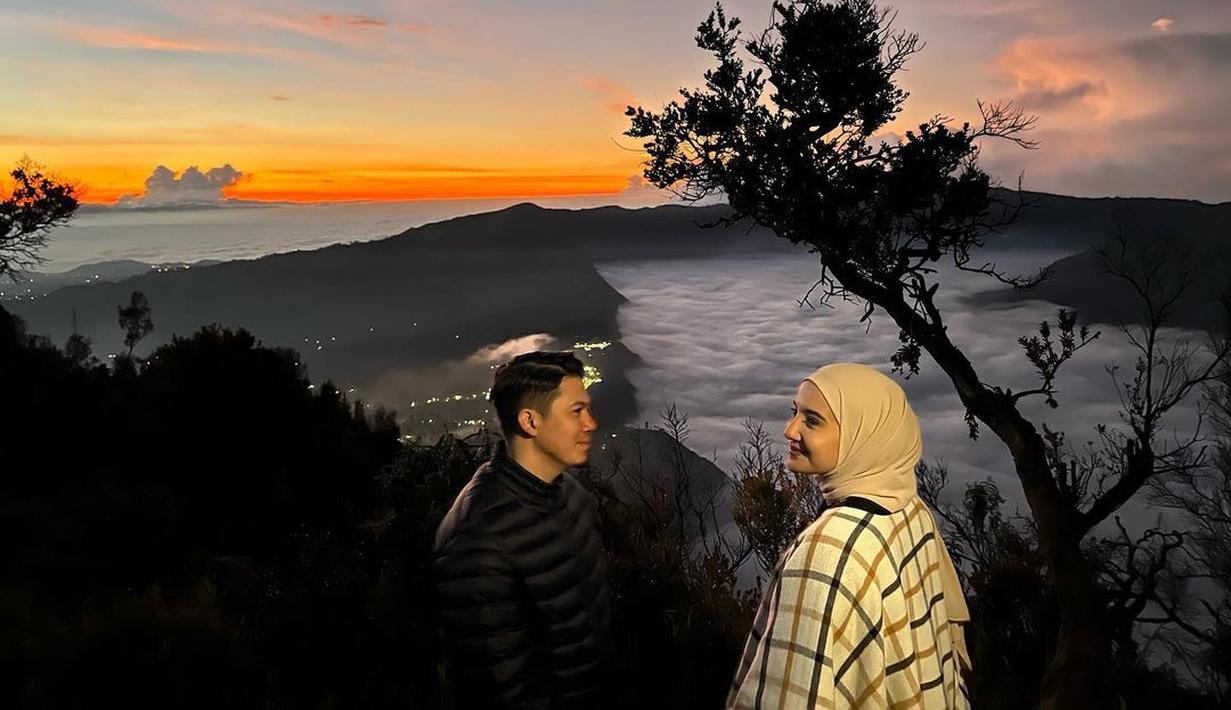 Foto tersyahdu dipersembahkan oleh pose Irwansyah dan Zaskia Sungkar menjemput fajar di Gunung Bromo. Surya masih malu-malu di ufuk timur. Kehadirannya tampak dari rona senja di cakrawala. Irwansyah mengenakan jaket tebal hitam polos sementara sang istri bermain corak lewat luaran kotak-kota hitam dan cokelat plus hijab polos. Keduanya sengaja tak memandang kamera. (Foto: Dok. Instagram @zaskiasungkar15)