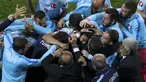 Pemain Turkey, Ozan Tufan menangis saat merayakan gol kedua ke gawang Republik Ceska pada lanjutan grup D Euro Cup 2016 di Stadion Bollaert-Delelis, Lens (22/6/2016) dini hari WIB.  (REUTERS/Benoit Tessier)