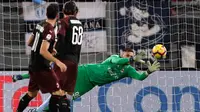 Kiper AC Milan, Gianluigi Donnarumma berusaha menangkap bola selama bertanding melawan Lazio pada laga Serie A Italia di stadion Olimpiade Roma (25/11). AC Milan dan Lazio bermain imbang 1-1. (AP Photo/Gregorio Borgia)