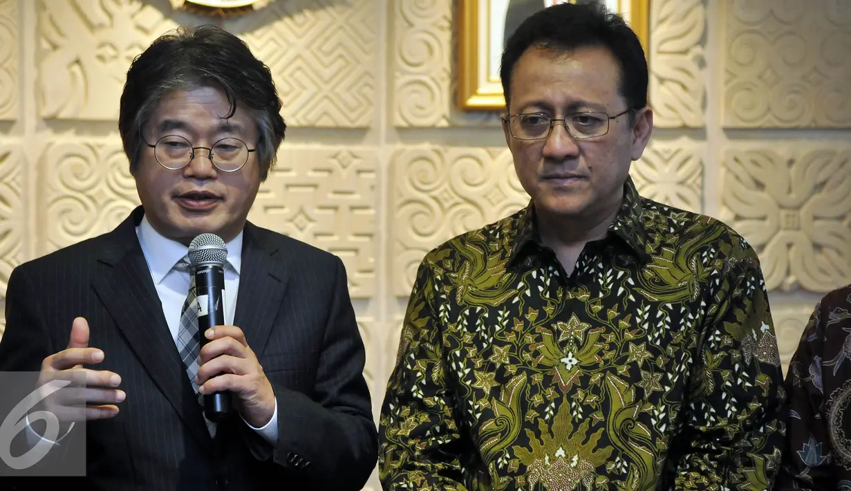 President of GWP Korea KWan Eung Lee (kiri) didampingi Ketua DPD Irman Gusman memberikan keterangan  terkait kerjasama riset malaria, Jakarta ( 6/4). Pertemuan membahas Kerjasama dalam penelitian Pemberantasan nyamuk malaria. (Liputan6.com/Johan Tallo)