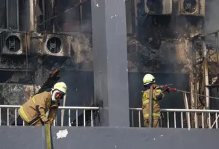 Proses pendinginan masih terus dilakukan. (merdeka.com/Arie Basuki)