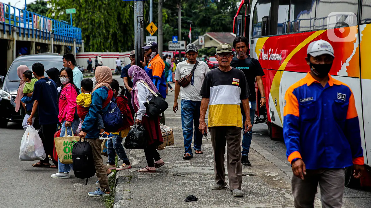Arus Balik Lebaran Idul Fitri, Pemudik yang Tiba di Terminal Kampung Rambutan Meningkat