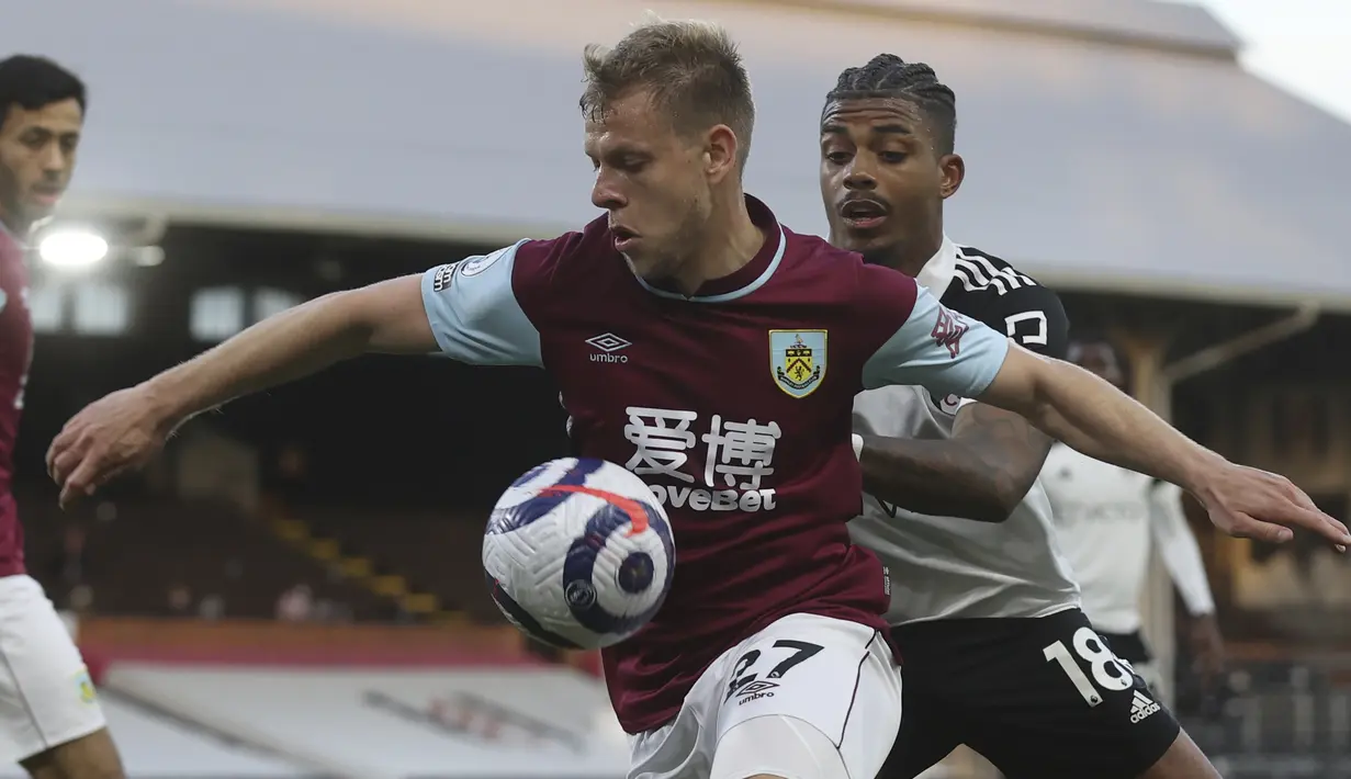 Striker Burnley, Matej Vydra (kiri) menguasai bola dibayangi gelandang Fulham, Mario Lemina dalam laga lanjutan Liga Inggris 2020/2021 pekan ke-35 di Craven Cottage Stadium, London, Senin (10/5/2021). Burnley menang 2-0 atas Fulham. (AP/Clive Rose/Pool)