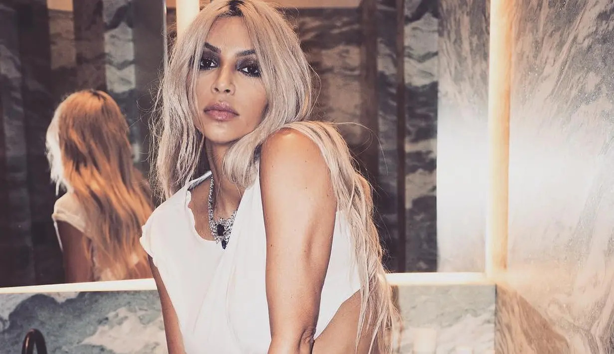 Pose seksi ala Kim Kardashian ini memang nggak bisa diragukan lagi ya auranya! (instagram/kimkardashian)