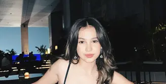 Dalam berpenampilan, pemeran ‘Dari Jendela SMP’ itu memiliki gaya yang khas dan memikat. [Foto: IG/sandrinna_11].