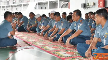 Citizen6, Tanjung Priok: KRI Banda Aceh-593 mengadakan kegiatan ceramah keagamaan yang dilaksanakan dalam rangka meningkatkan keimanan dan ketaqwaan prajuri di geladak Helly, Dermaga Kolinlamil, Tanjung Priok, Jakarta, Rabu (1/8). (Pengirim: Dispenkolinla