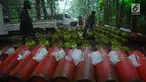 Ratusan tabung gas oplosan diamankan anggota TNI Korem 061 Suryakancana di lokasi pengoplosan gas di hutan Rumpin, Kabupaten Bogor, Senin (19/2). TNI menemukan sekitar 800 tabung gas berbagai ukuran yang sudah dioplos. (Liputan6.com/Achmad Sudarno)