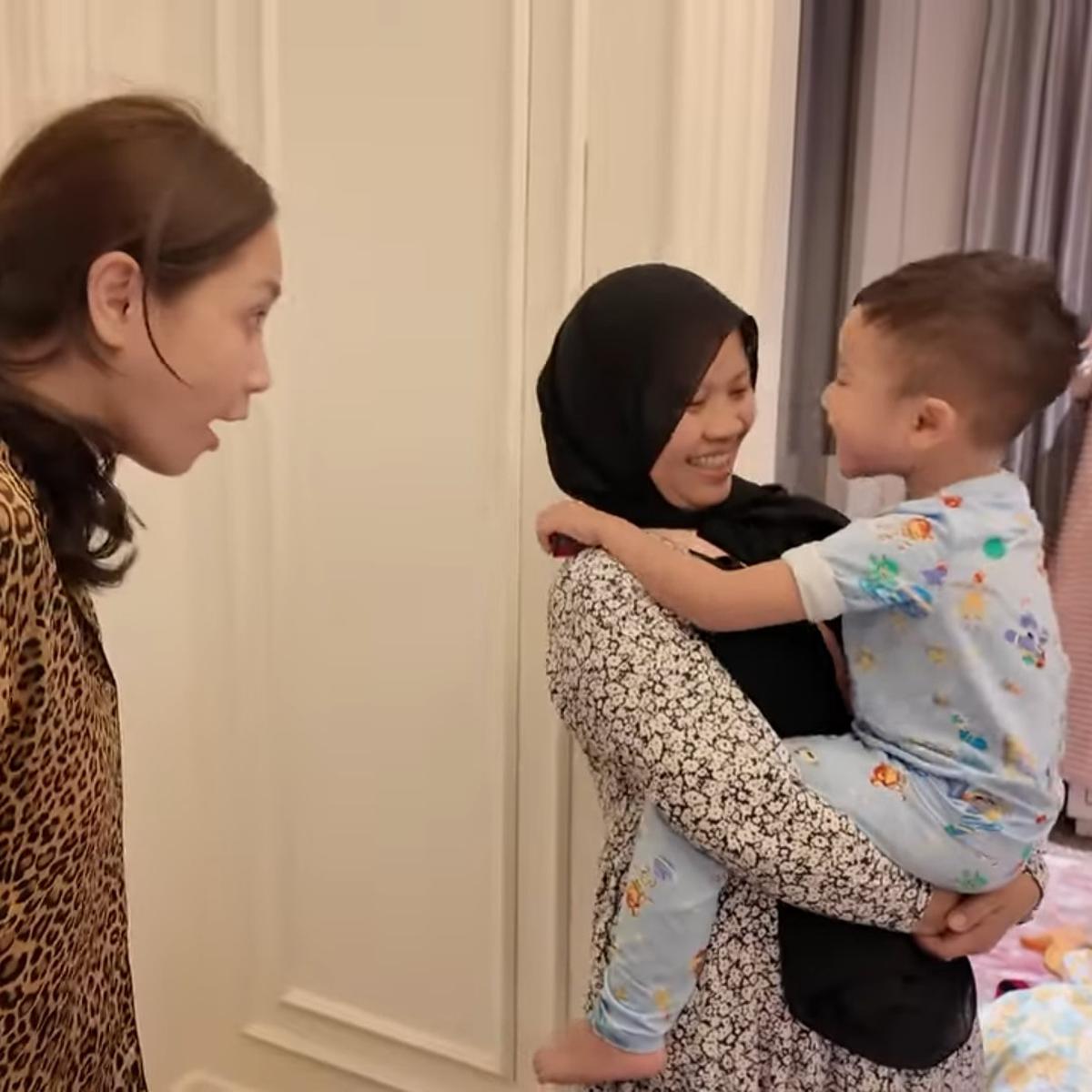 Nagita Slavina Ngotot Minta Didoakan Sus Rini yang Baru Pulang Umrah, Celetukan Pengasuh Rayyanza Bikin Melongo